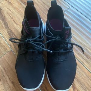 Reebok sneakers women’s size 7. Gently worn.